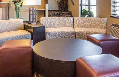 West Okoboji Hotel | Rodeway Inn Milford