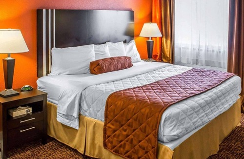 West Okoboji Hotel | Rodeway Inn Milford