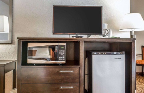 West Okoboji Hotel | Rodeway Inn Milford