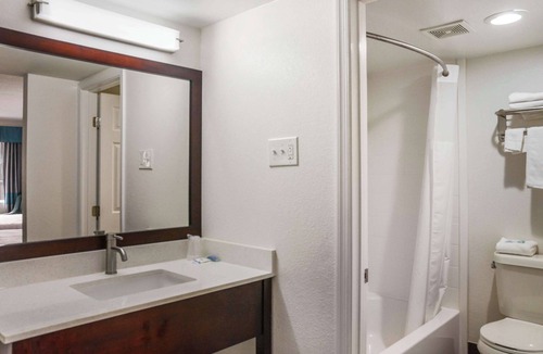 Milford Hotel | Rodeway Inn Milford