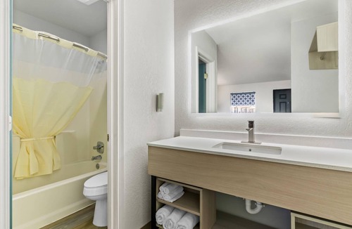 Muskogee Hotel | Rodeway Inn Muskogee