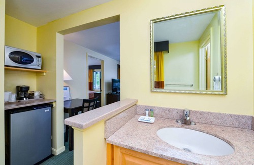 Orleans Hotel | Rodeway Inn Orleans - Cape Cod