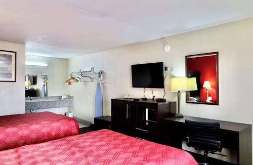 Pauls Valley Hotel | Rodeway Inn Pauls Valley