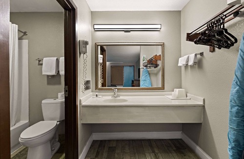 Dumbarton Hotel | Rodeway Inn Richmond West End
