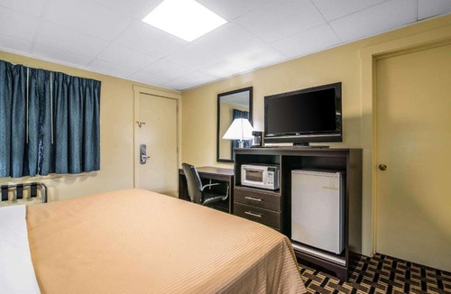 East Haven  Rutland County Hotel | Rodeway Inn Rutland Killington