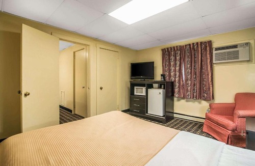 East Haven  Rutland County Hotel | Rodeway Inn Rutland Killington