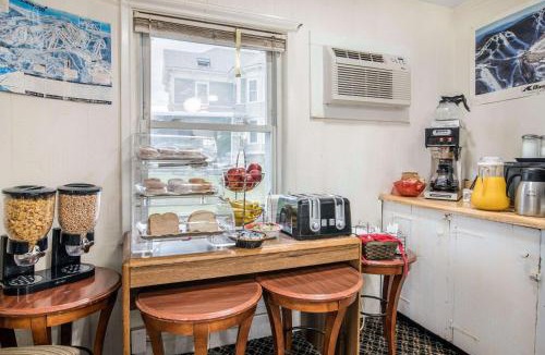 East Haven  Rutland County Hotel | Rodeway Inn Rutland Killington