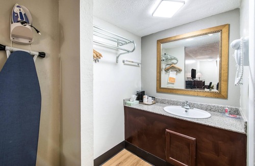 Saint Joseph Hotel | Rodeway Inn St. Joseph