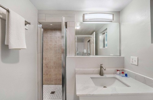 Stockton Hotel | Rodeway Inn Stockton Highway 99