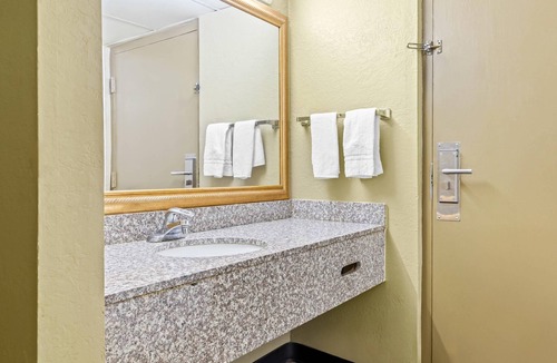 Tucker Hotel | Rodeway Inn Stone Mountain
