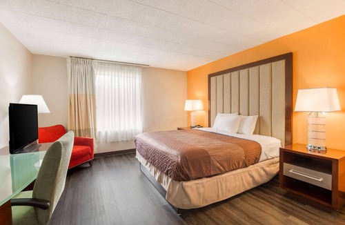 Delaware Water Gap Hotel | Rodeway Inn & Suites Stroudsburg - Poconos