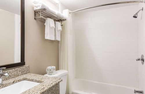 Delaware Water Gap Hotel | Rodeway Inn & Suites Stroudsburg - Poconos