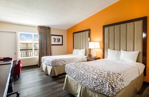 Delaware Water Gap Hotel | Rodeway Inn & Suites Stroudsburg - Poconos