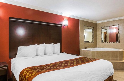 Corona Hotel | Rodeway Inn & Suites Corona