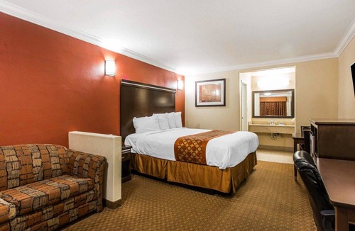 Corona Hotel | Rodeway Inn & Suites Corona