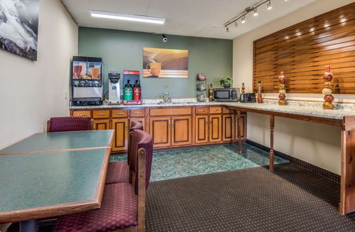 East Dublin Hotel | Rodeway Inn & Suites Dublin
