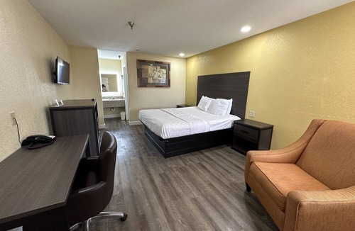 Brookhollow Hotel | Rodeway Inn & Suites Highway 290 Northwest