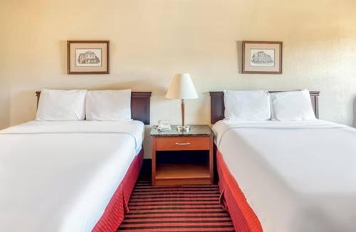 Jefferson Hotel | Rodeway Inn & Suites Jefferson