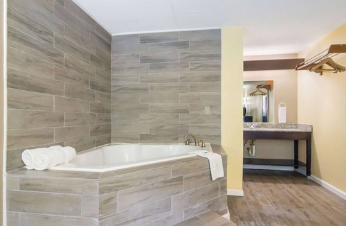 Monroeville Hotel | Rodeway Inn & Suites Monroeville - Pittsburgh