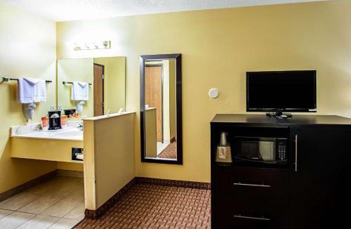 Monticello Hotel | Rodeway Inn & Suites Monticello