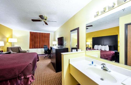 Monticello Hotel | Rodeway Inn & Suites Monticello
