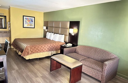 Plymouth Hotel | Rodeway Inn & Suites Plymouth Hwy 64