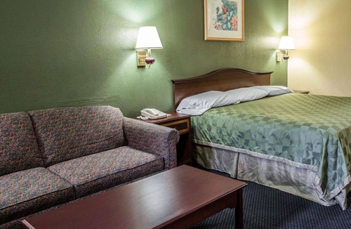 Plymouth Hotel | Rodeway Inn & Suites Plymouth Hwy 64