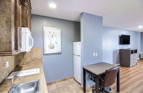 Lakeview  Jefferson County Hotel | Rodeway Inn & Suites Port Arthur - Groves