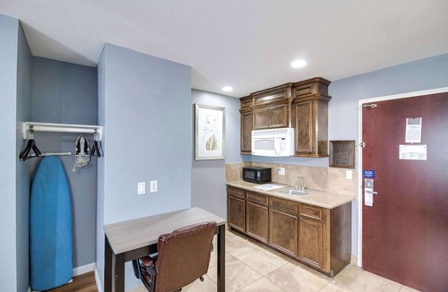 Lakeview  Jefferson County Hotel | Rodeway Inn & Suites Port Arthur - Groves