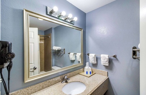 Lakeview  Jefferson County Hotel | Rodeway Inn & Suites Port Arthur - Groves