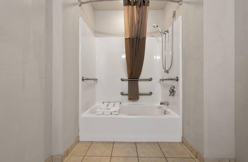 Tomahawk Hotel | Rodeway Inn & Suites Tomahawk