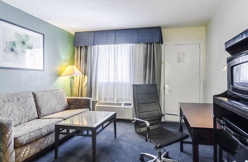 Williamsburg Hotel | Rodeway Inn & Suites Williamsburg Central