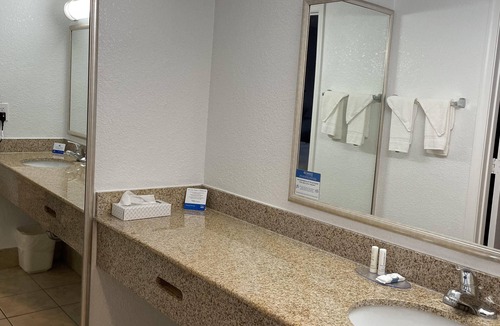 Williamsburg Hotel | Rodeway Inn & Suites Williamsburg Central