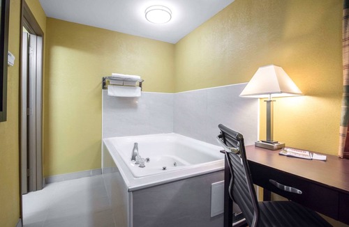 Towanda Hotel | Rodeway Inn Towanda