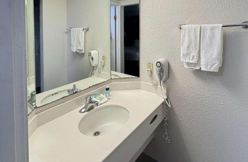 College Station Hotel | Rodeway Inn