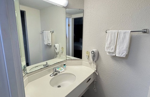 College Station Hotel | Rodeway Inn