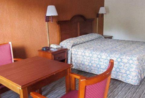 Forsyth Hotel | Rodeway Inn