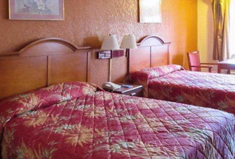 Forsyth Hotel | Rodeway Inn