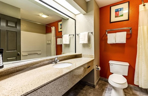 Temple Hotel | Rodeway Inn