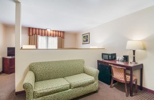 Weedsport Hotel | Rodeway Inn