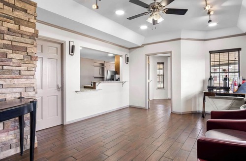 East Riverside Hotel | Rodeway Inn Waco Downtown near University
