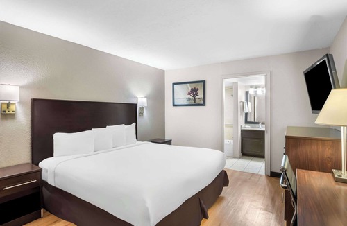 East Riverside Hotel | Rodeway Inn Waco Downtown near University