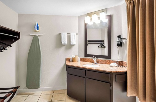 East Riverside Hotel | Rodeway Inn Waco Downtown near University