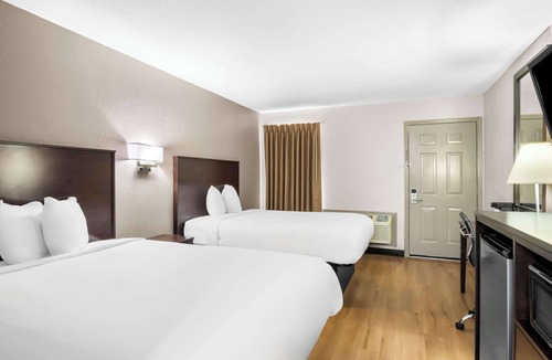 East Riverside Hotel | Rodeway Inn Waco Downtown near University