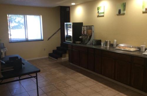 Whitehall Hotel | Rodeway Inn Whitehall