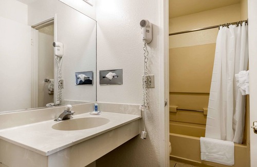 Rohnert Park Hotel | Rodeway Inn Wine Country