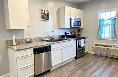 Watkins Glen House | Roe Summer Cottage, Suite B