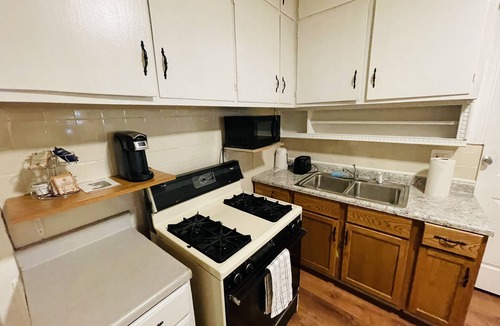 West Ridge Apartment | Rogers Park Cozy 1 bd, 1 bath unit. Gated parking.