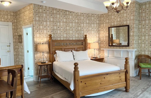 Lansing Bed & Breakfast | Rogues' Harbor Inn