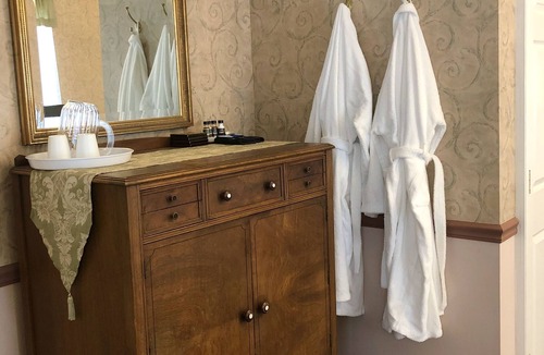 Lansing Bed & Breakfast | Rogues' Harbor Inn